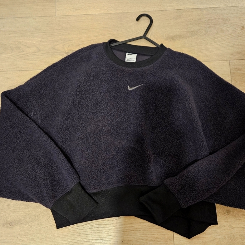 Nike Women's Sportswear Plush Oversized Crew-Neck Mod Crop Sweatshirt